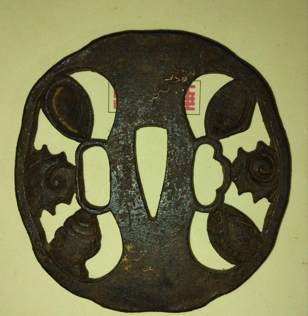 伝統的な日本の鉄製鍔 海の生物デザイン