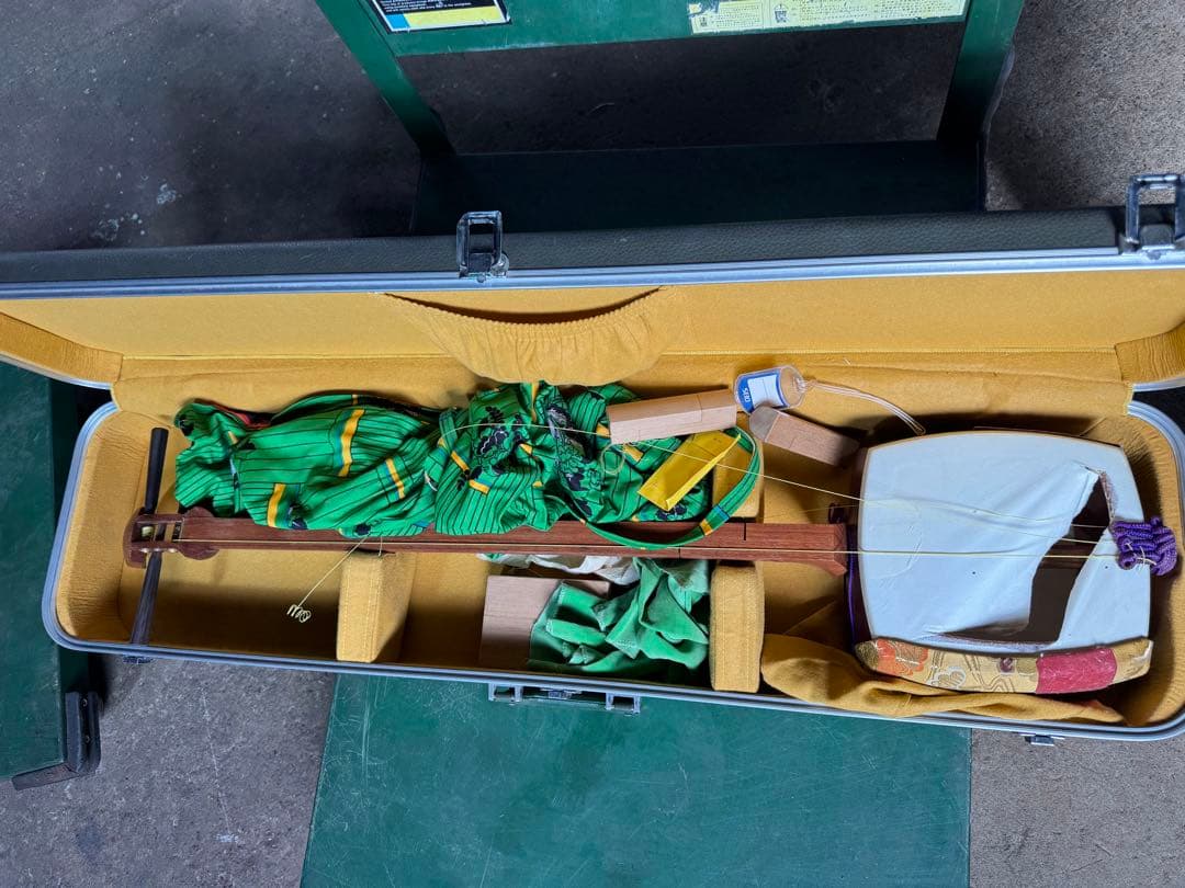 8-津軽三味線?　高級糸巻き 紅木？ハードケース&付属