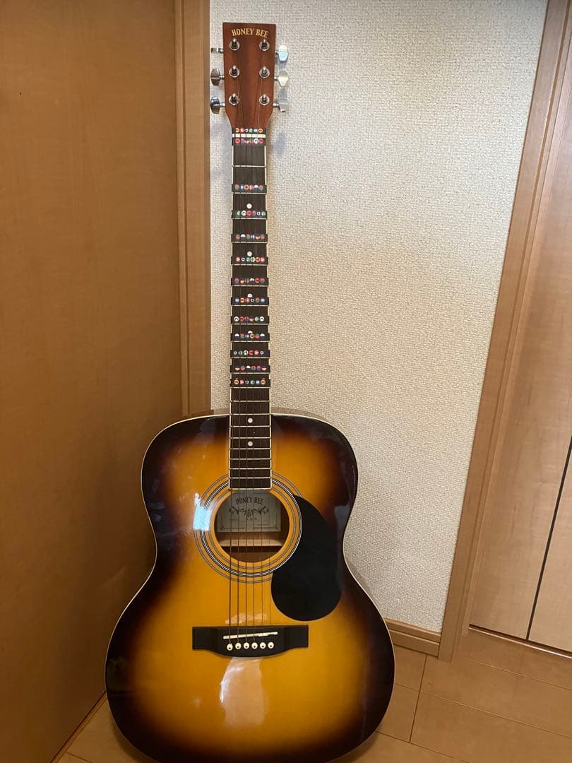 HONEY BEE アコースティックギター サンバーストと年代物ウクレレ