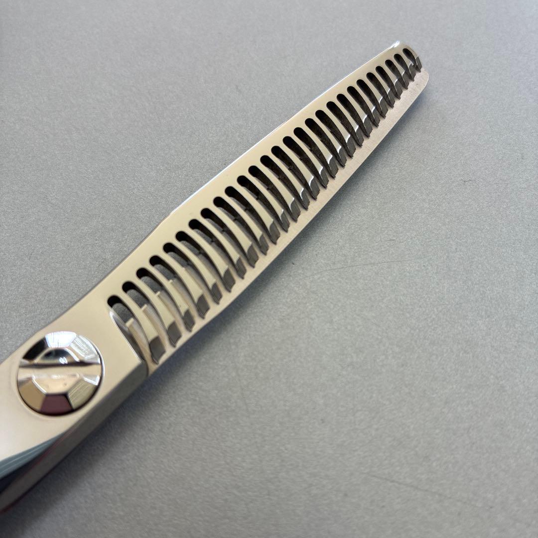 ６インチセニングシザー 10%~15% 抜けが良くカットラインが付きにくい