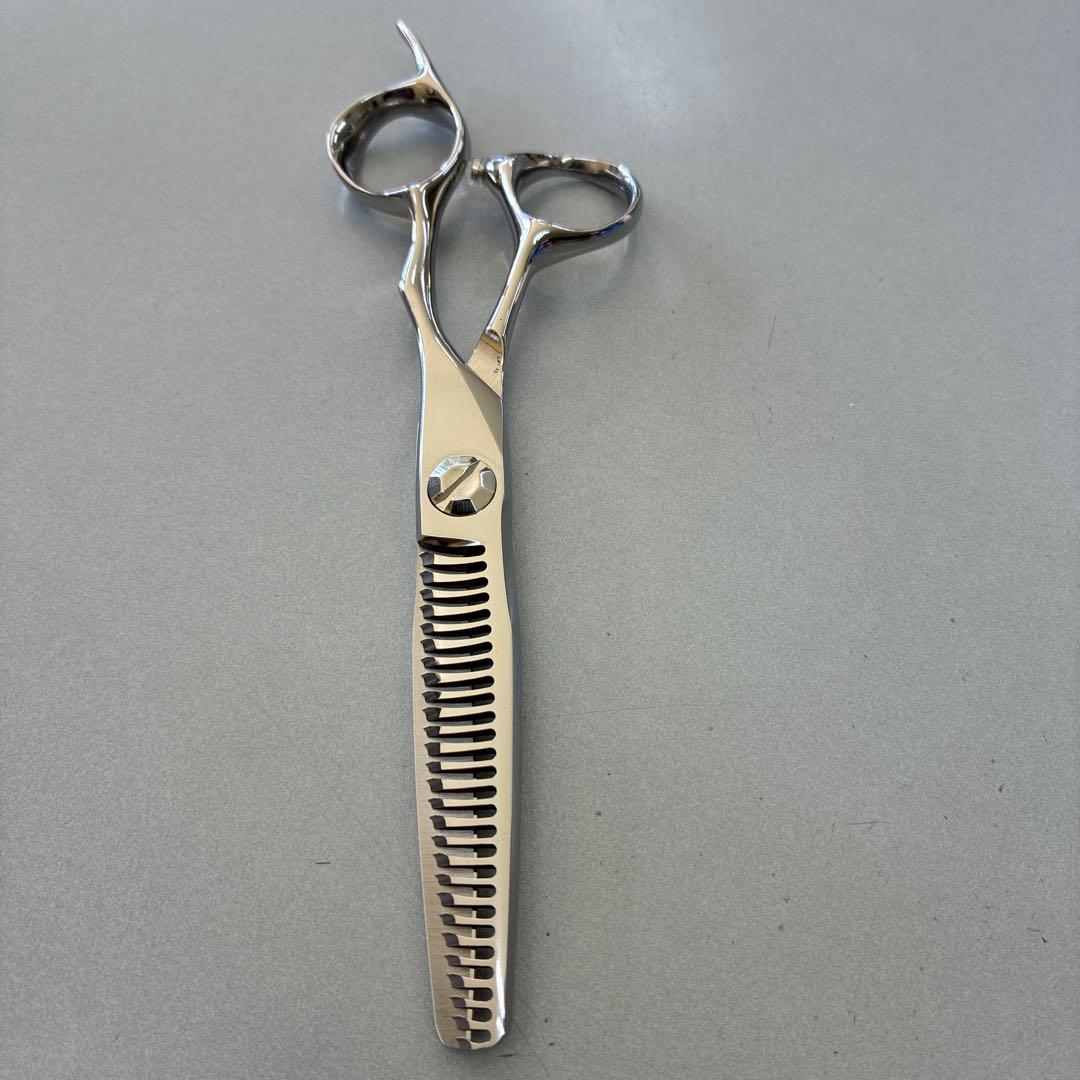 ６インチセニングシザー 10%~15% 抜けが良くカットラインが付きにくい