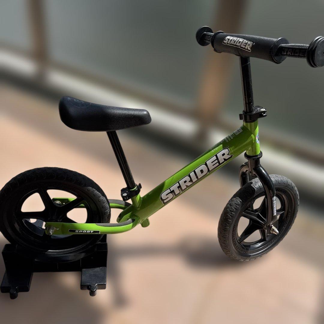 STRIDER 12 SPORT グリーン バランスバイク中古　スタンド付