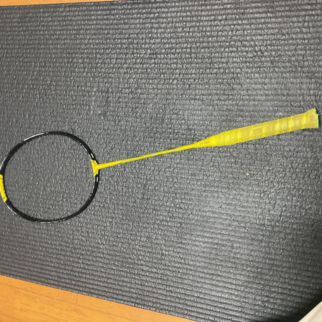 バドミントンラケット 黒と黄色