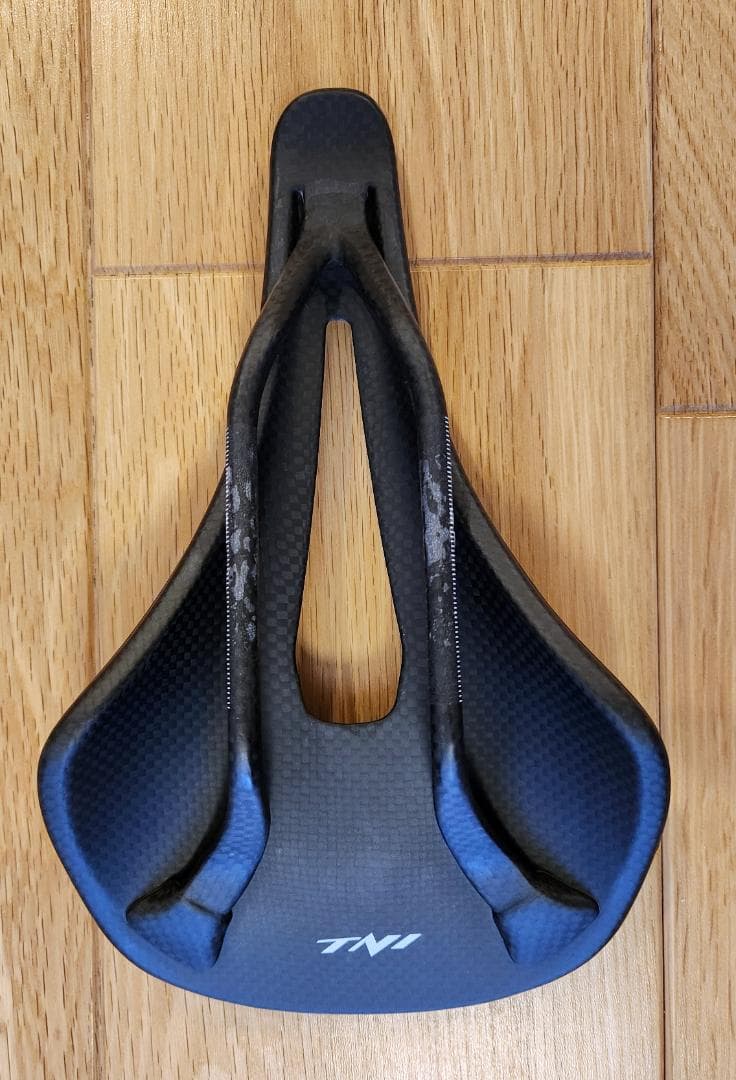 TNI Ergonox カーボンサドル 143g