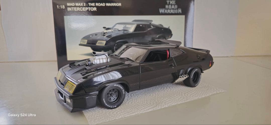 オートアート マッドマックス2 ザ.ロードウォリアー　インターセプター