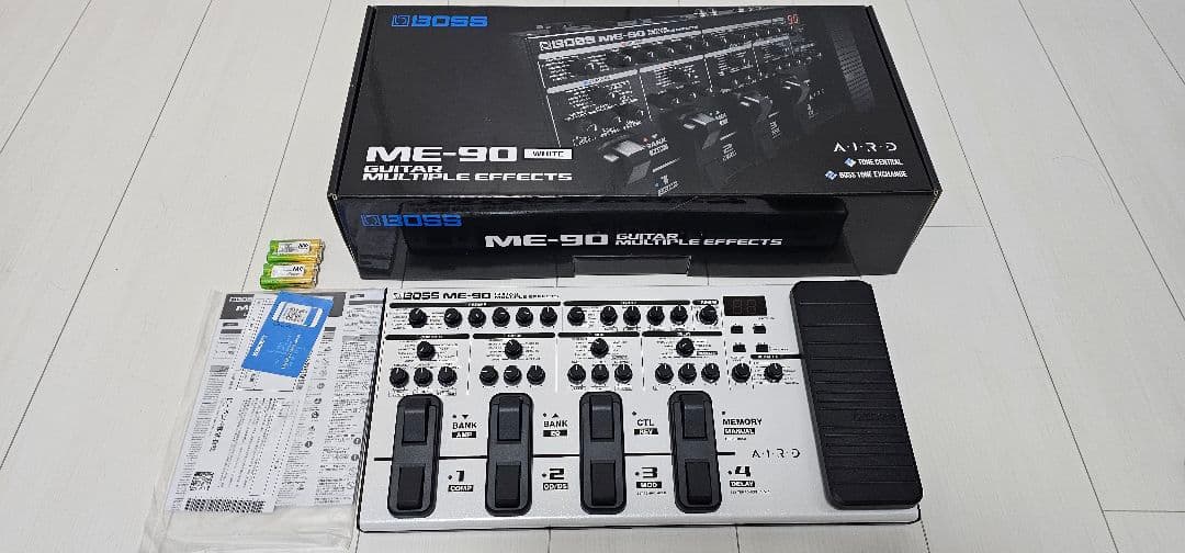 値下げしました　ほぼ未使用品BOSS ME-90 限定色ホワイトマルチエフェクタ