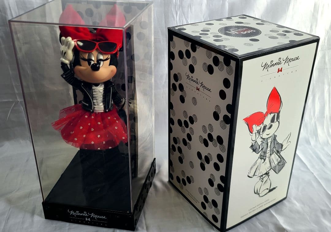 ミニーシグネチャードール Minnie Mouse Signature