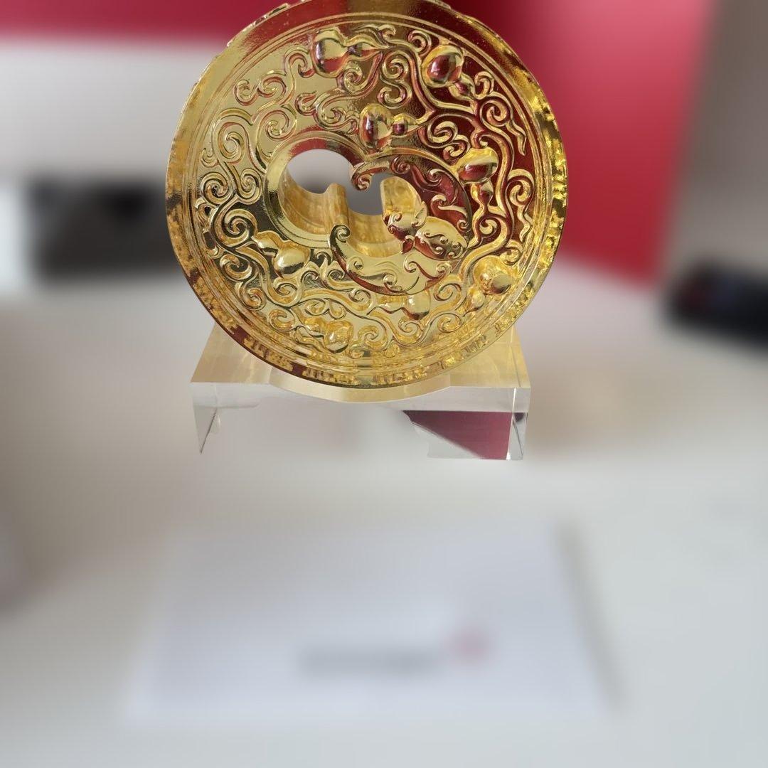 透明な金色の装飾品　tittot