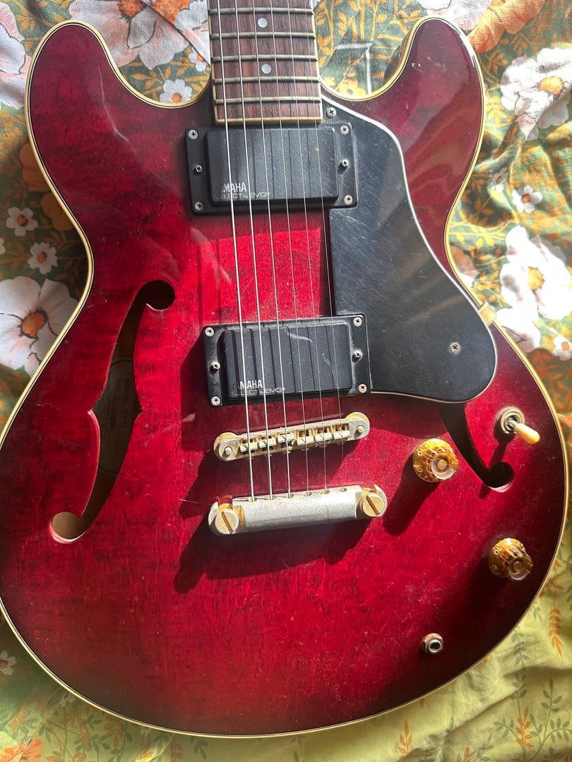 Yamaha製のセミアコースティックギター、レッドカラー