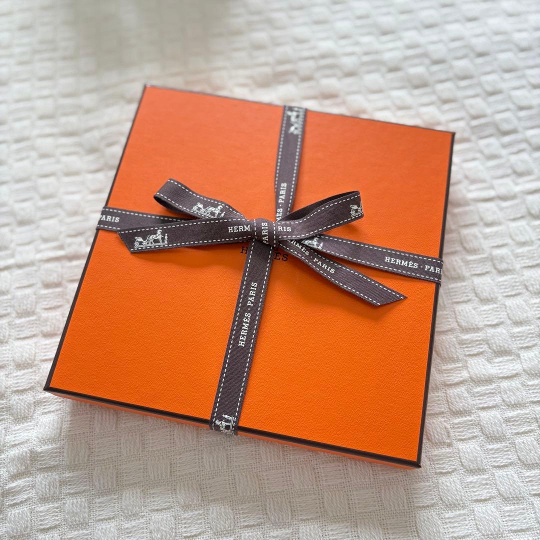 【新品未使用】HERMES エルメス　ステアーズ　ハンドタオル　ギフト　カレ