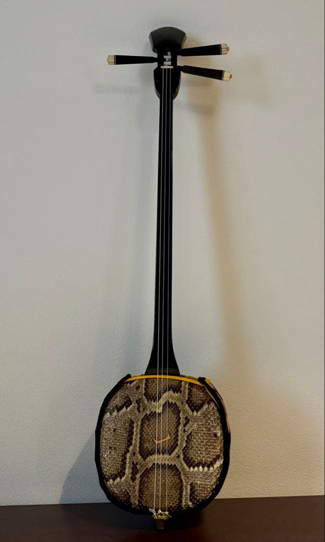※ラストです　旅を重ねた三線昭和六十一年贈沖縄三線黒木真壁型本皮張傷あり現状販売