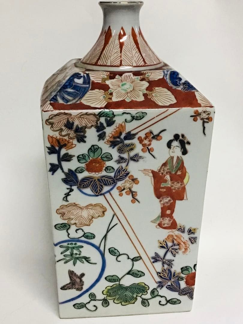 和風女性と花模様の陶器瓶