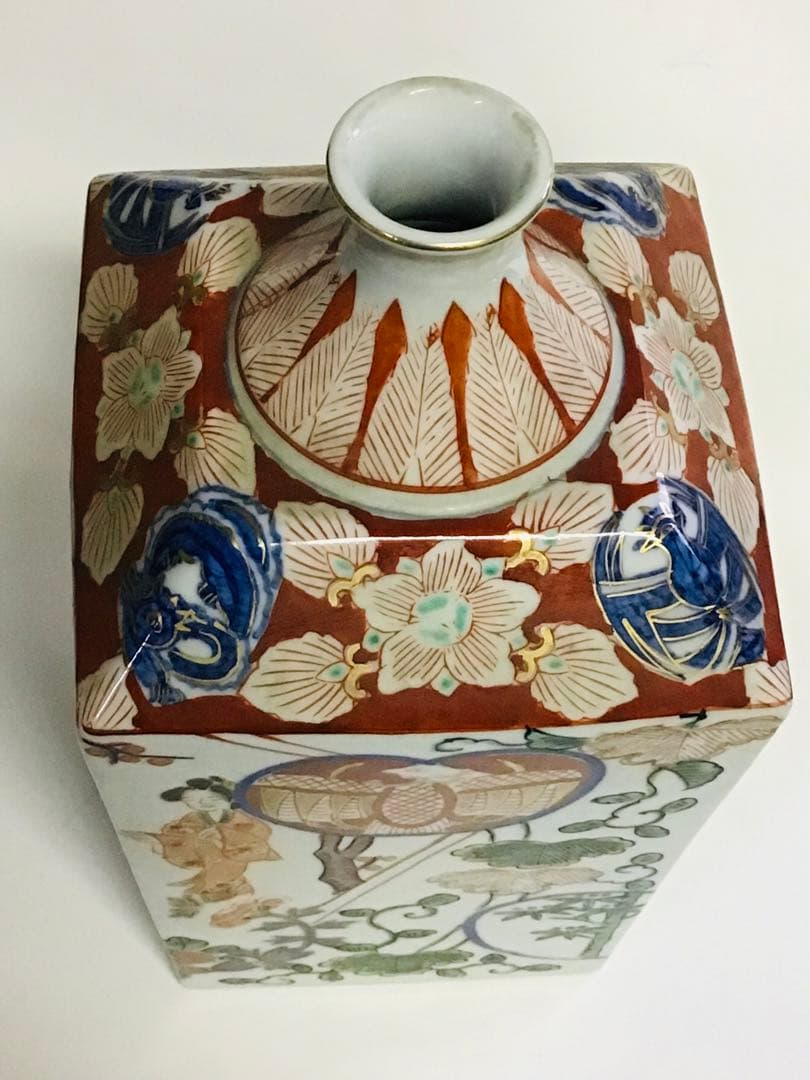 和風女性と花模様の陶器瓶