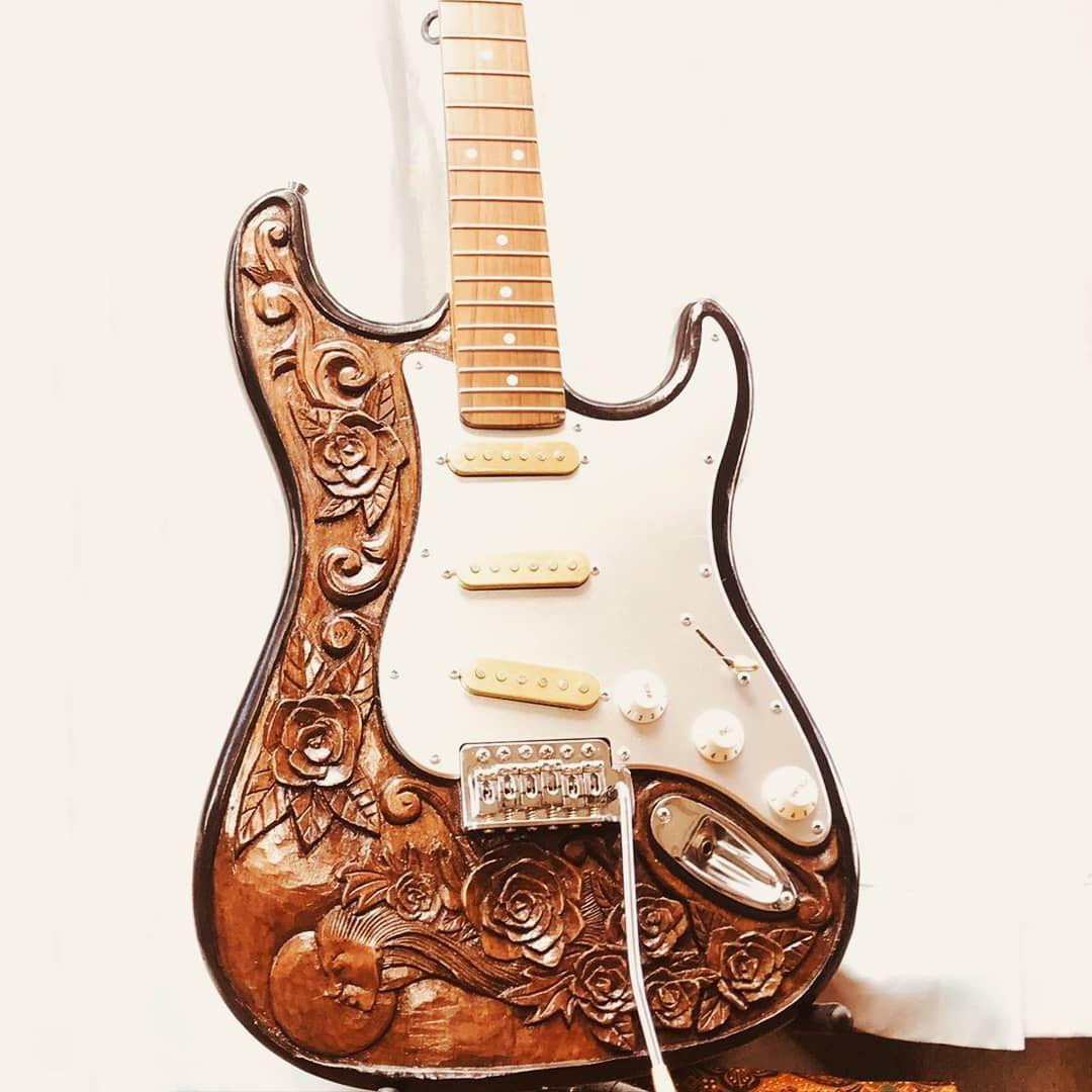 【オーダーメイドで受付中】エレキギター　カスタム　ストラト【木彫】