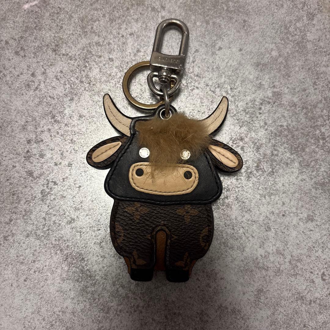 牛型レザー風キーホルダー LVロゴ付き