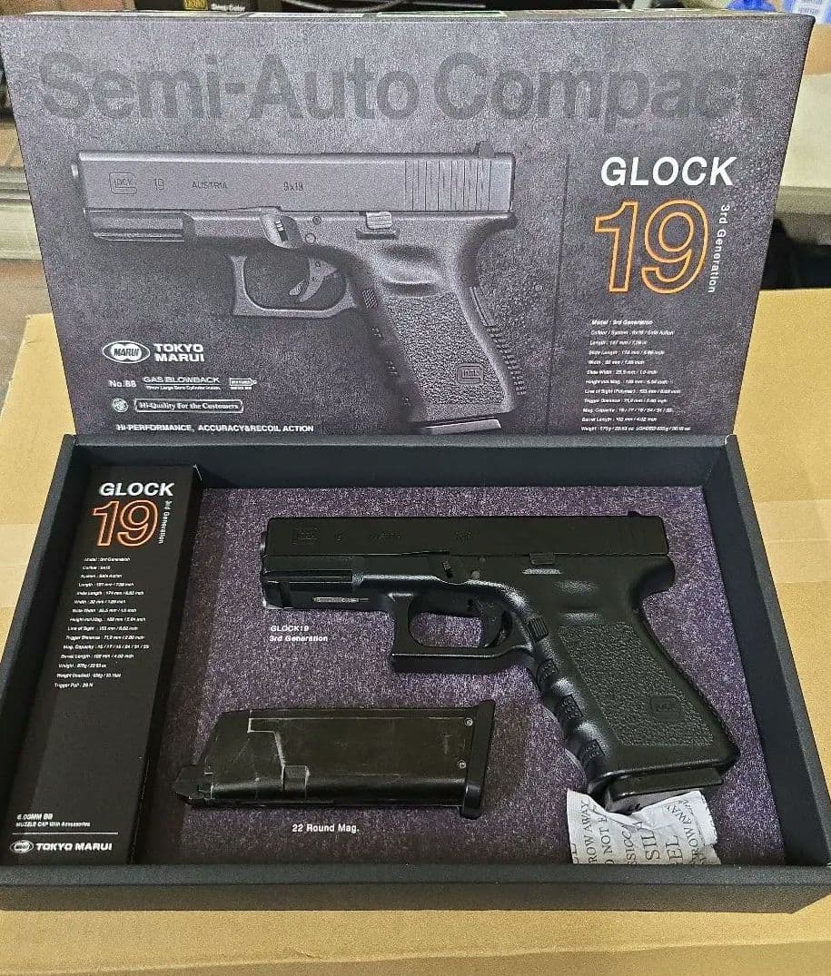 東京マルイ　ガスガンGLOCK19 3rd Generation　マガジン2個付