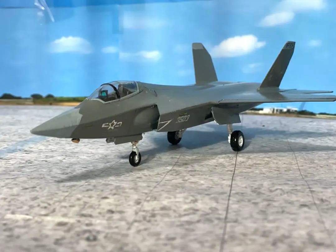 特別価格　J-35 戦闘機　1/72スケールプラモデル完成品