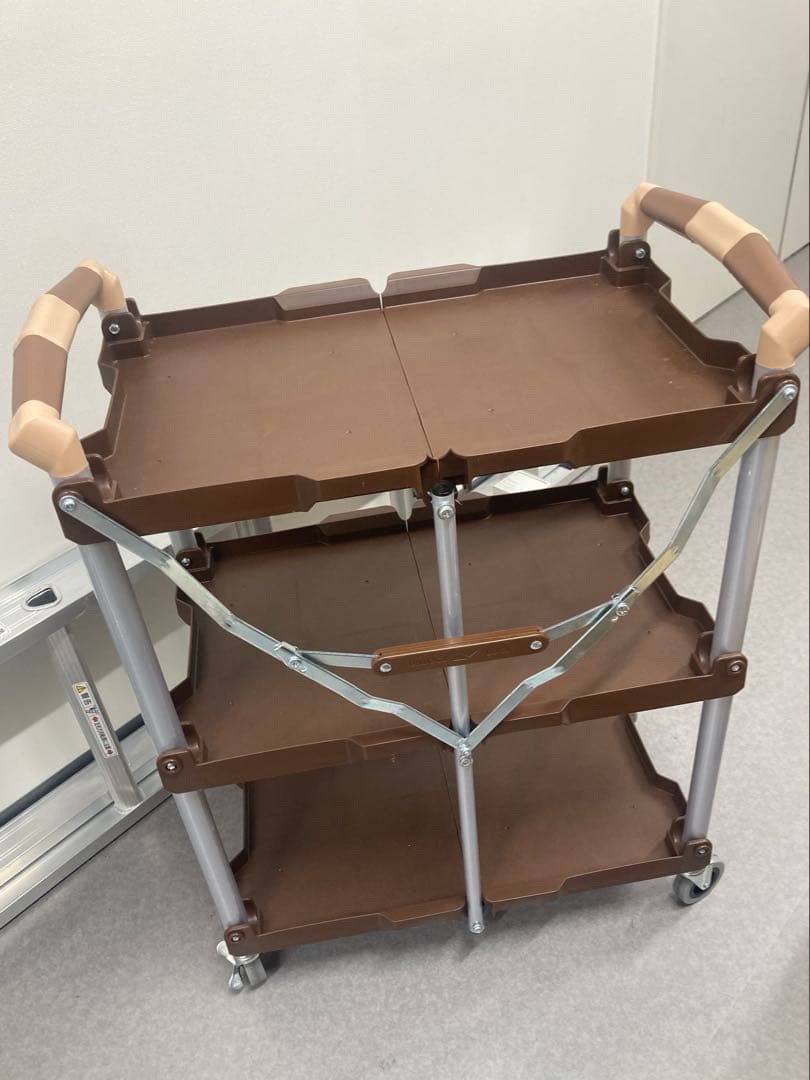 万能折りたたみワゴン　黒か茶か一つお選びください。