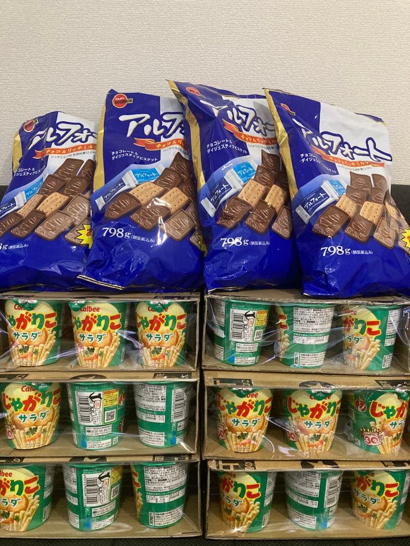 k*u様 アルフォート大容量798グラム4袋とじゃがりこサラダ36個お譲りします