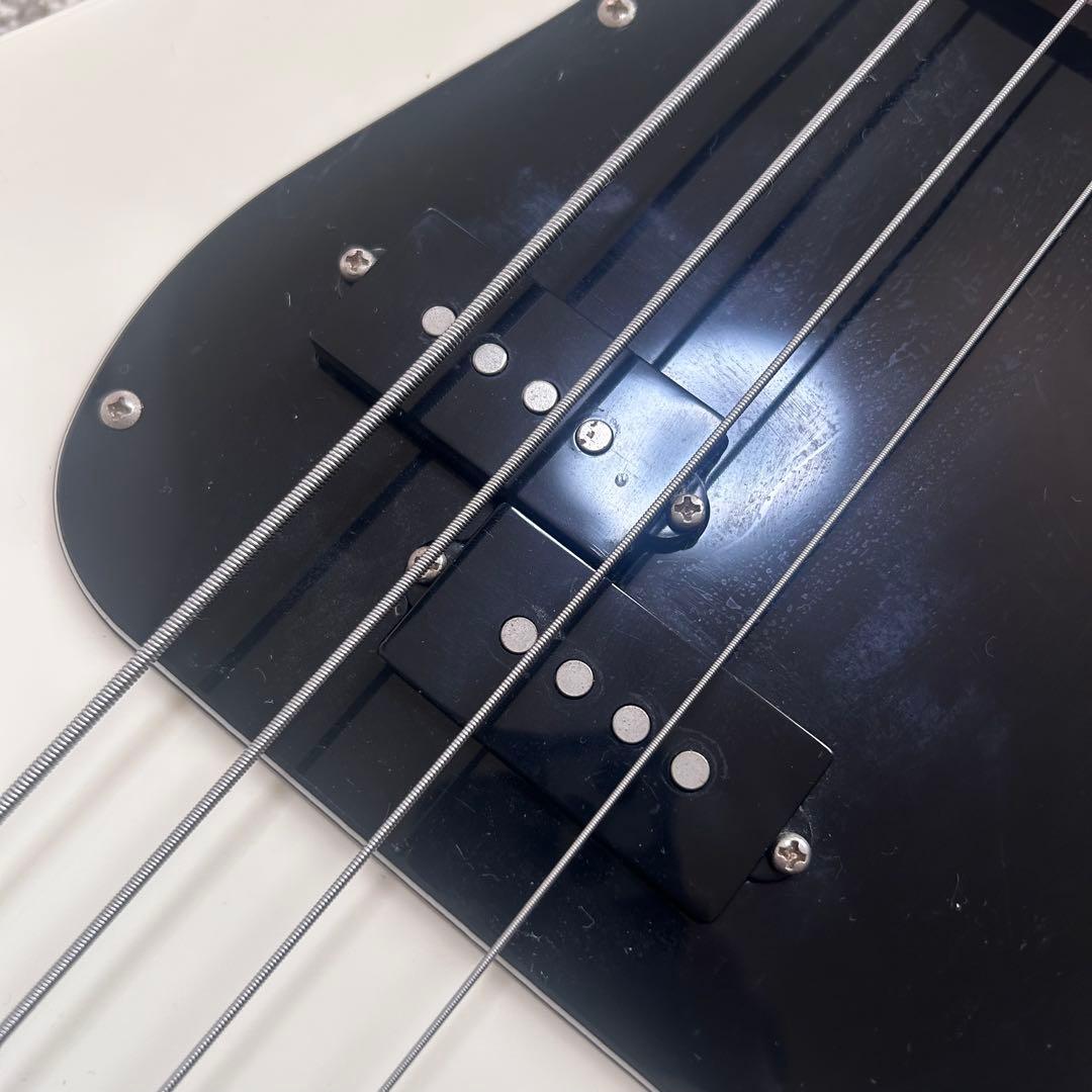 Legend レジェンド　ジャズベースタイプ エレキベース　ホワイト　ケース付き