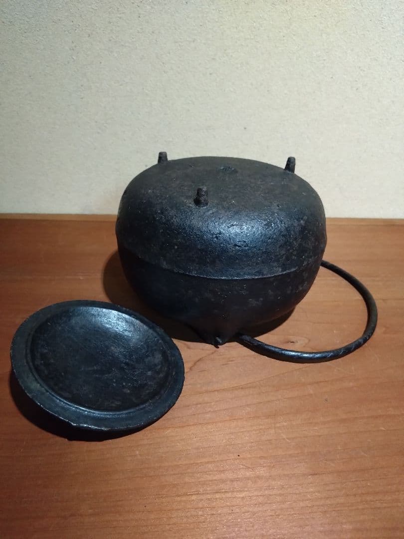 鉄の古民具 古鉄三足付 湯釜 鉄瓶 ヤカン 水注