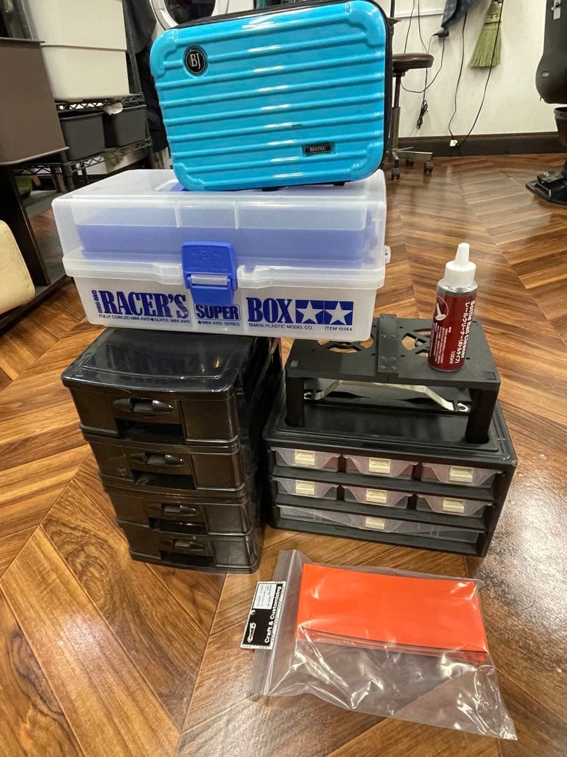 ミニ四駆パーツセットと収納ボックス