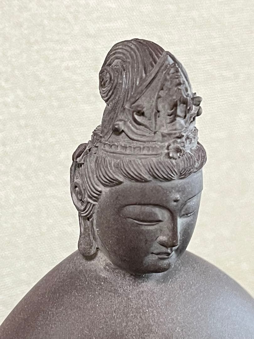 合掌観音像　仏像　仏教アート　彫刻　黒曜石　イスム　砂岩石