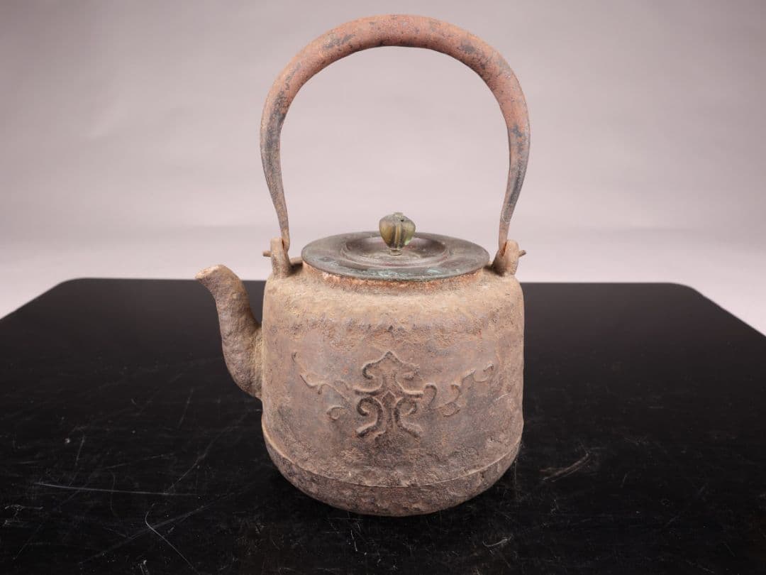 K1280 鉄瓶 【金龍堂造】 花刻 重量1250g 容量1000ml 水漏なし