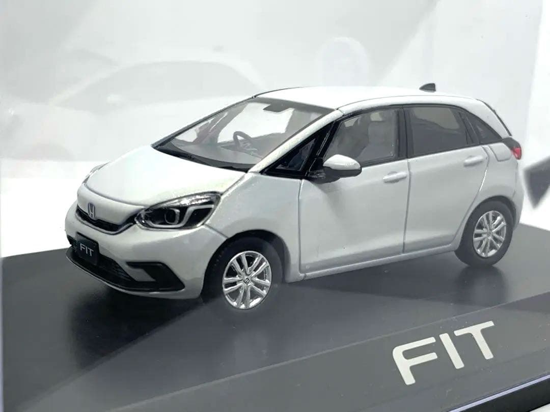 ホンダ　フィット　GR型　サンライトホワイトパール　カラーサンプル　1/43