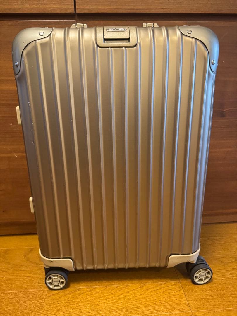【美品】大人気リモワ32リットル　ゴールドキャリーケース