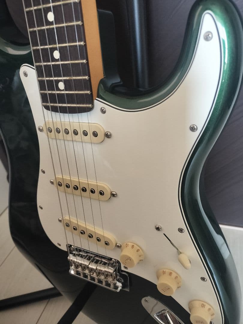 Fender ストラトキャスター グリーン、ピックのセット