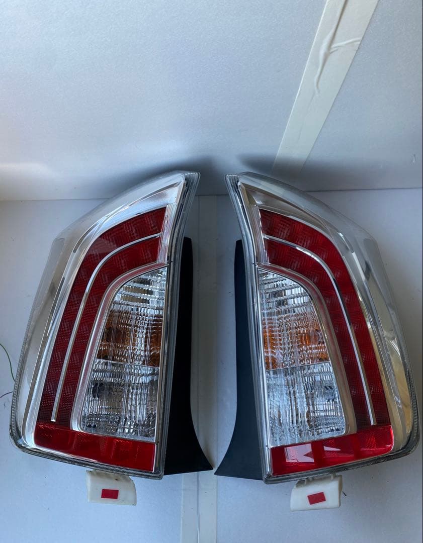 プリウス30 テールランプ 外側左右セット 純正