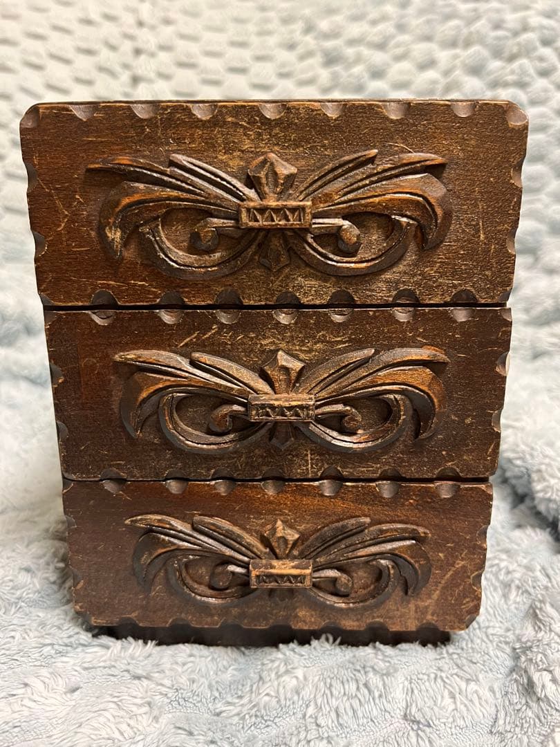 木製キャビネット 3引き出し 彫刻デザイン　アンティーク　レトロ