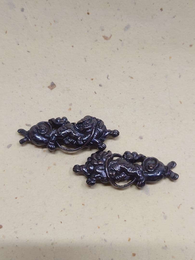 目貫、赤銅地、獅子の図