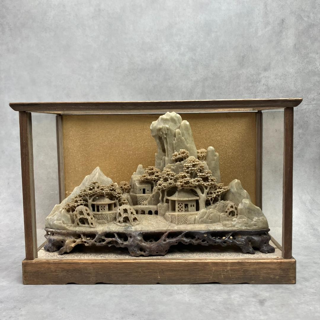 寿山石の彫刻　楼閣山水風景　ジオラマ　中国美術　天然石　水雕　ガラスケース付き