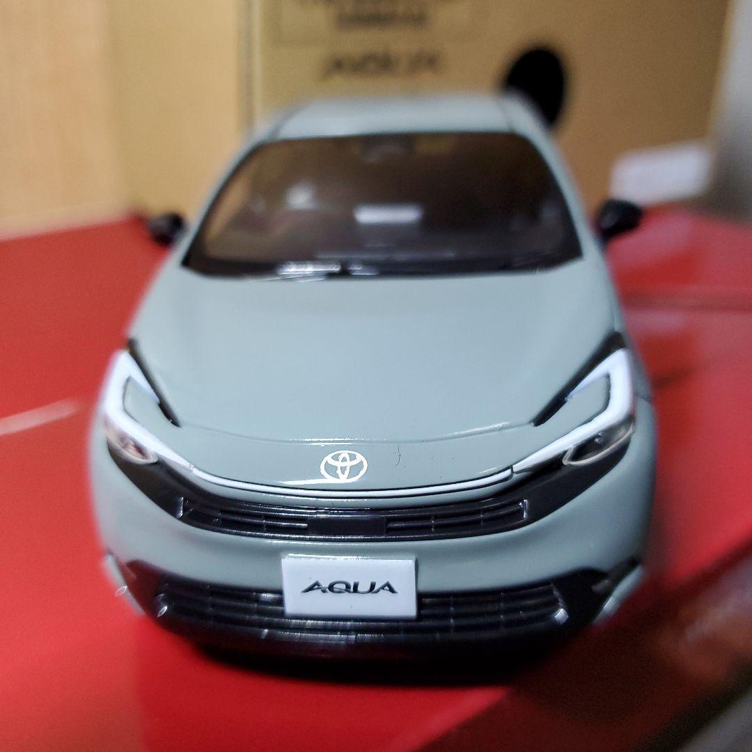 トヨタ AQUA 1/30 ミニカー グレー