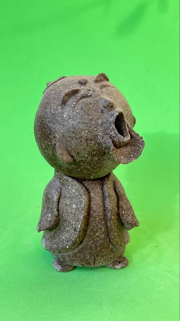 村長自画像　陶器製の口を開けた人形 約10cm カケ有り