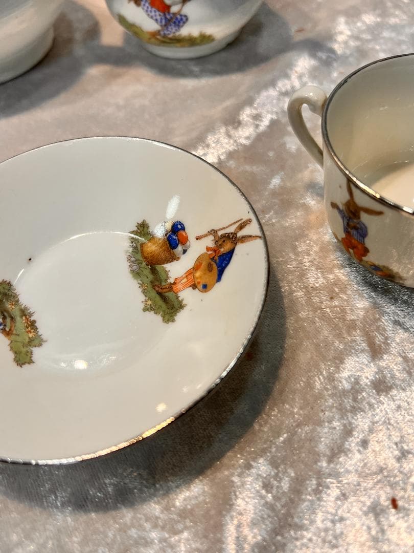 ポット　ミルク　シュガー　カップ＆ソーサー２個のセット 金彩　手描き