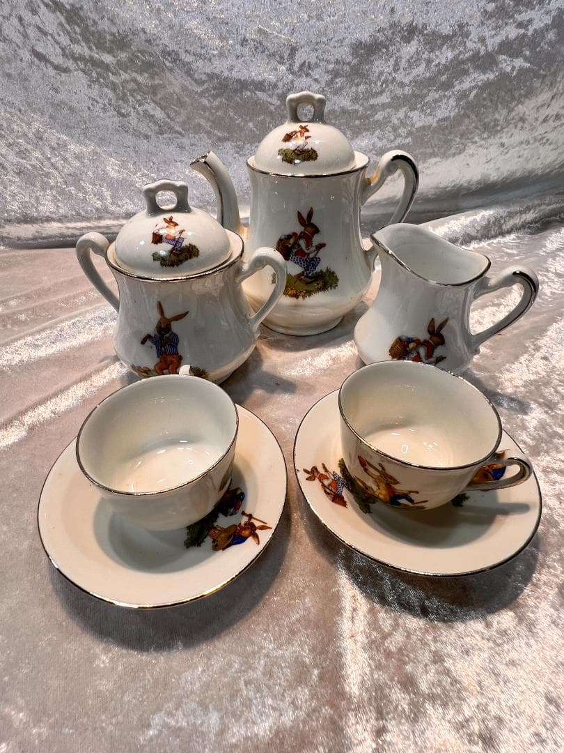 ポット　ミルク　シュガー　カップ＆ソーサー２個のセット 金彩　手描き