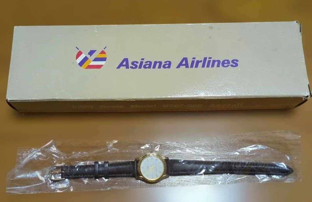 アシアナ航空 B767-300 Aircraft 1/200と腕時計