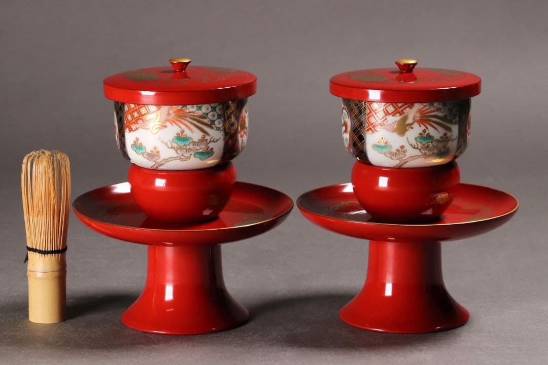 M673/ 時代木製漆器 花唐草金蒔絵朱塗茶台一対 伊万里色絵茶器 龍鳳凰 木箱