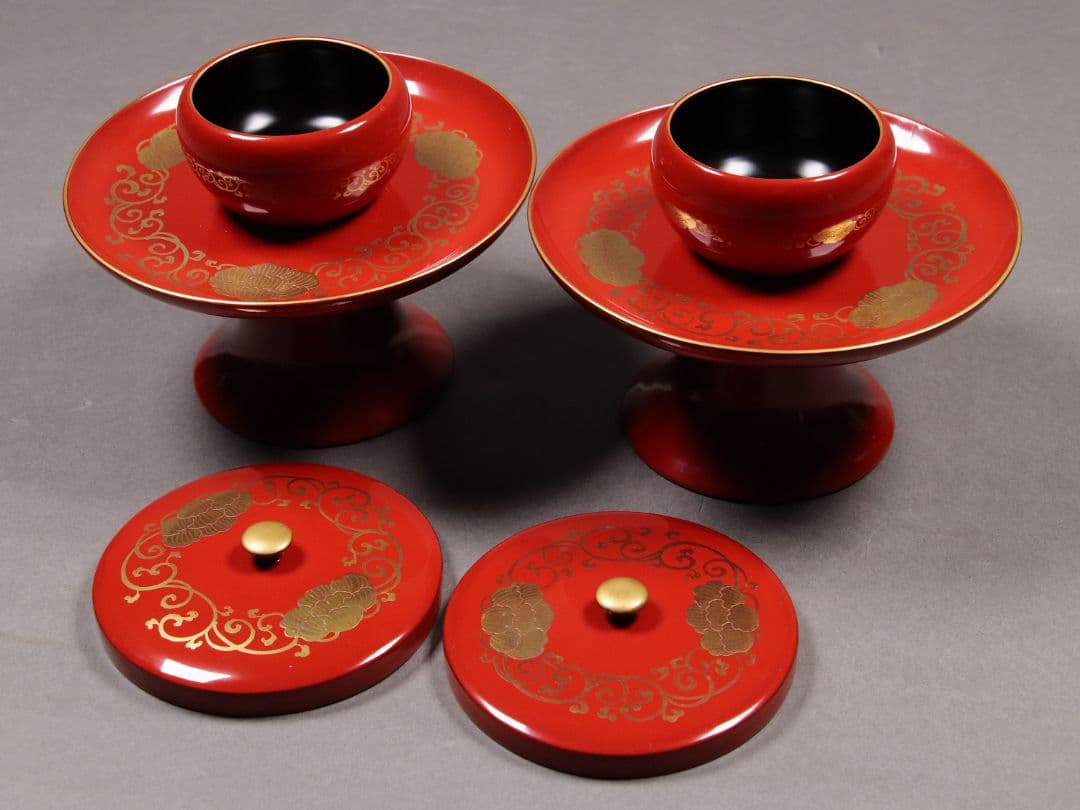 M673/ 時代木製漆器 花唐草金蒔絵朱塗茶台一対 伊万里色絵茶器 龍鳳凰 木箱