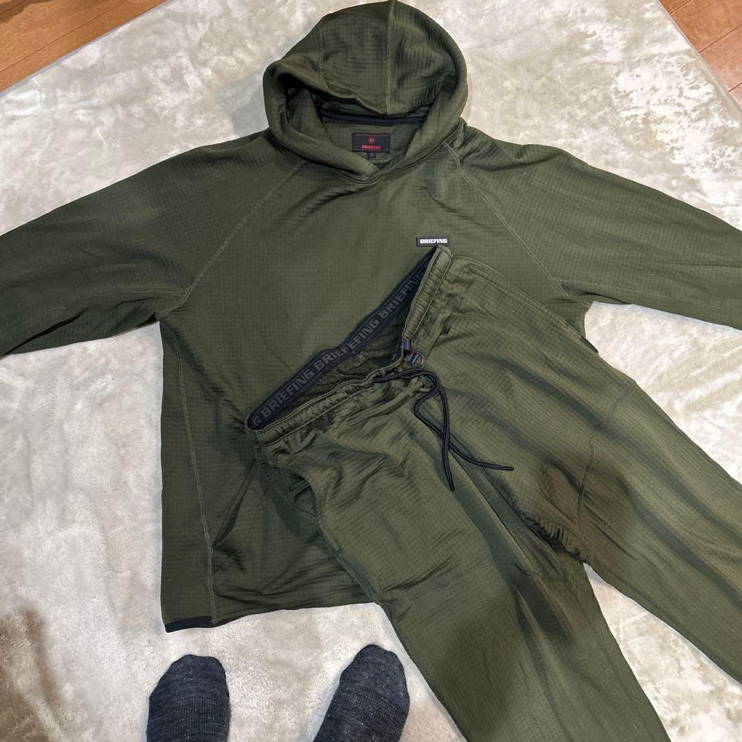 ブリーフィング オリーブ色フーディーとパンツセット