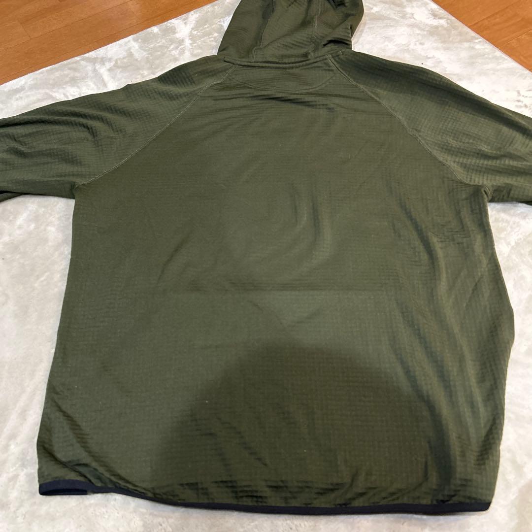 ブリーフィング オリーブ色フーディーとパンツセット