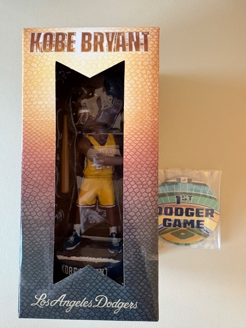 【新品、バッジ付き】コービー・ブライアント ボブルヘッド/ドジャースバッジ付