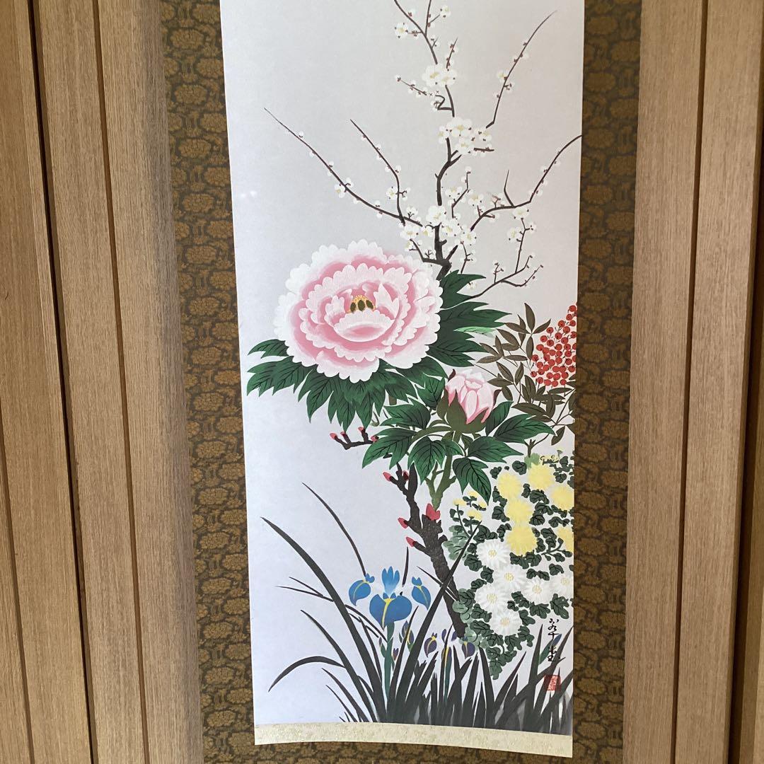 《　翠　堂　筆》　彩色花鳥画　絹本掛軸　【　四季花之図　】共箱522