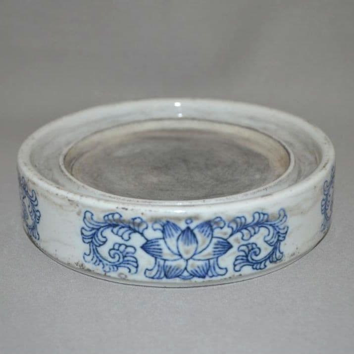 『圓形青花纏枝蓮花紋陶硯』 大明宣徳年製款　出版掲載品　瓷硯　染付　陶磁器　硯