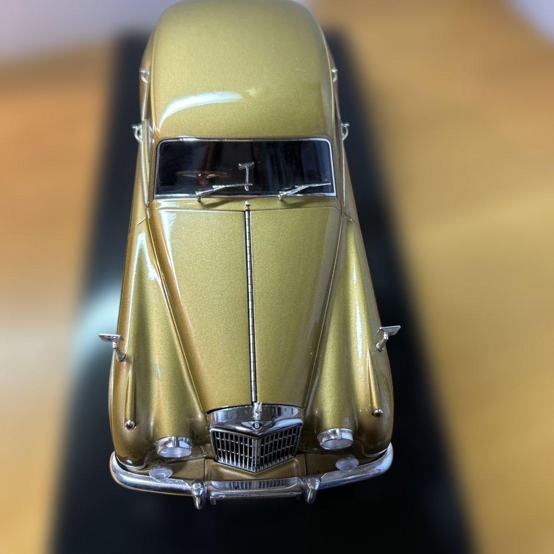 BENTLEY フィギュア付きピンバッチ付き