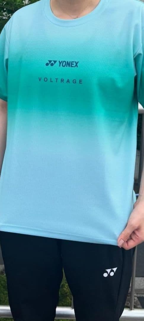 XOラスト一枚YONEXの新型ラケット、ボルトレイジ02のTシャツ