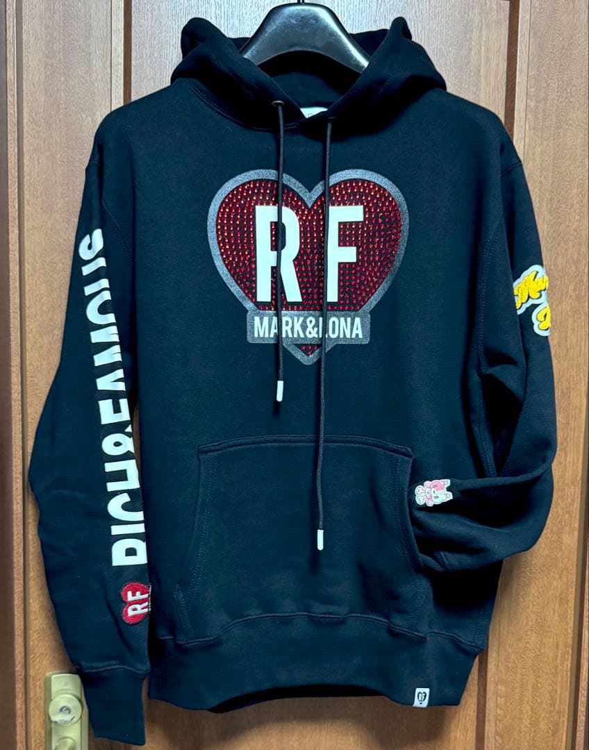 マークアンドロナ　リッチアンドフェイマス　パーカー2025限定予約完売品✨